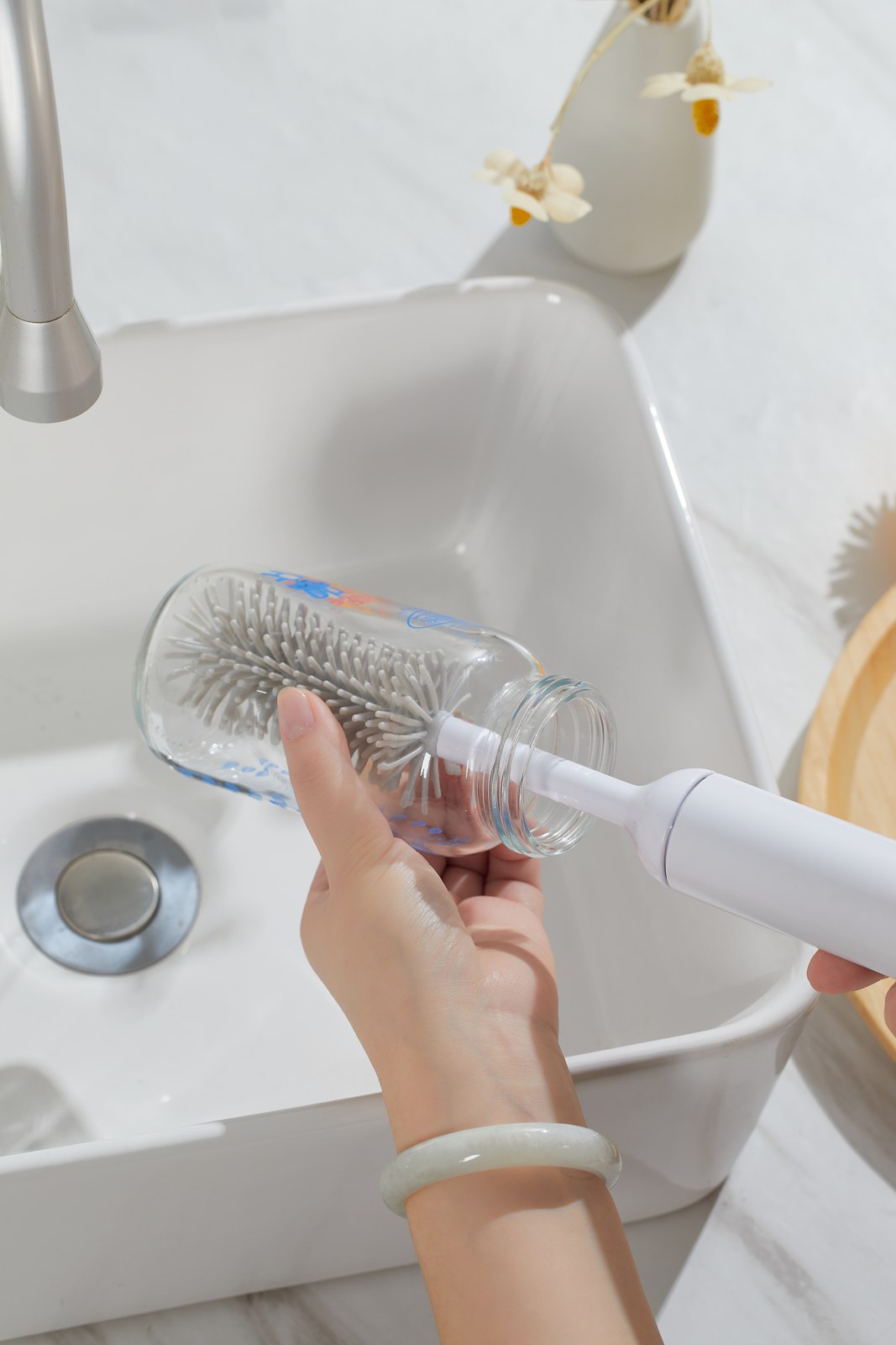 Electric Bottle Brushin use